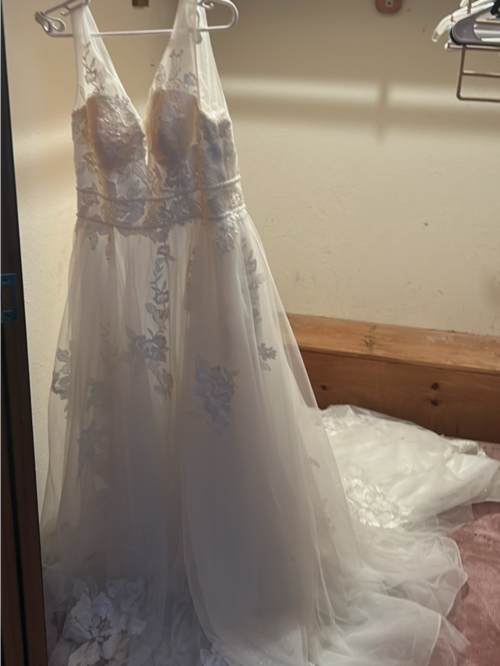 Elegant White A-Line Wedding Dress with Floral Lace Appliqué